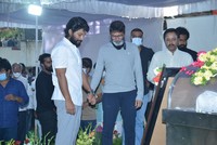 Allu Arjun Pays Last Respcets to Sirivennela Sitaramasastri
